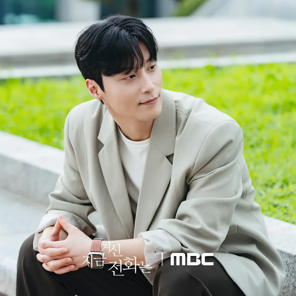 Heo Nam-joon as Ji Sang-woo, giving someone a warm smile