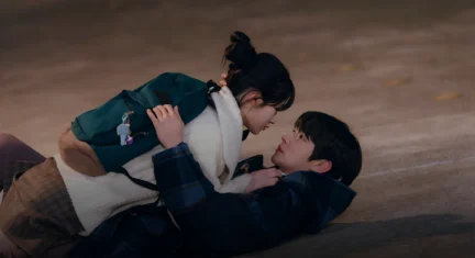 Hwang In-yeop & Jung Chae-yeon Share An Unexpected Hug