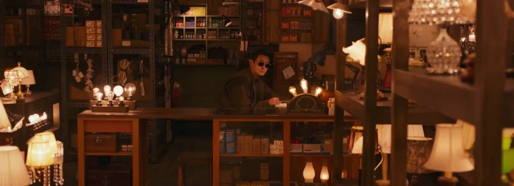 Ju Ji-hoon as Won-young in his shop