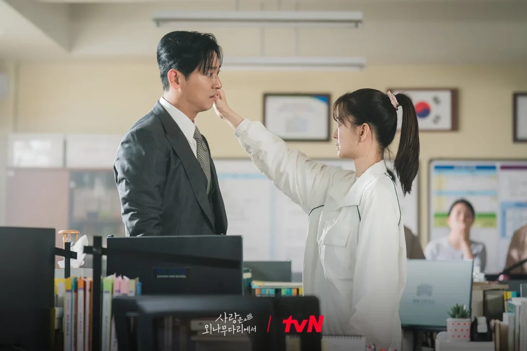 Joo Ji-hoon is seen confused