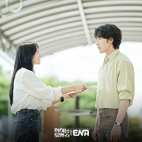Kim Se-jeong handing over documents to Lee Jong-won
