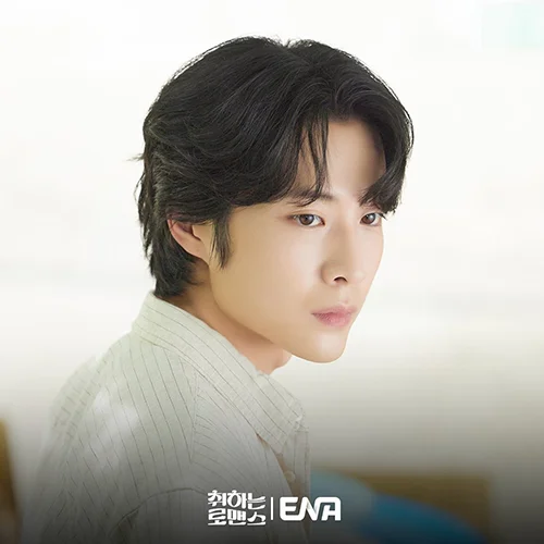 Lee Jong-won looking concerned