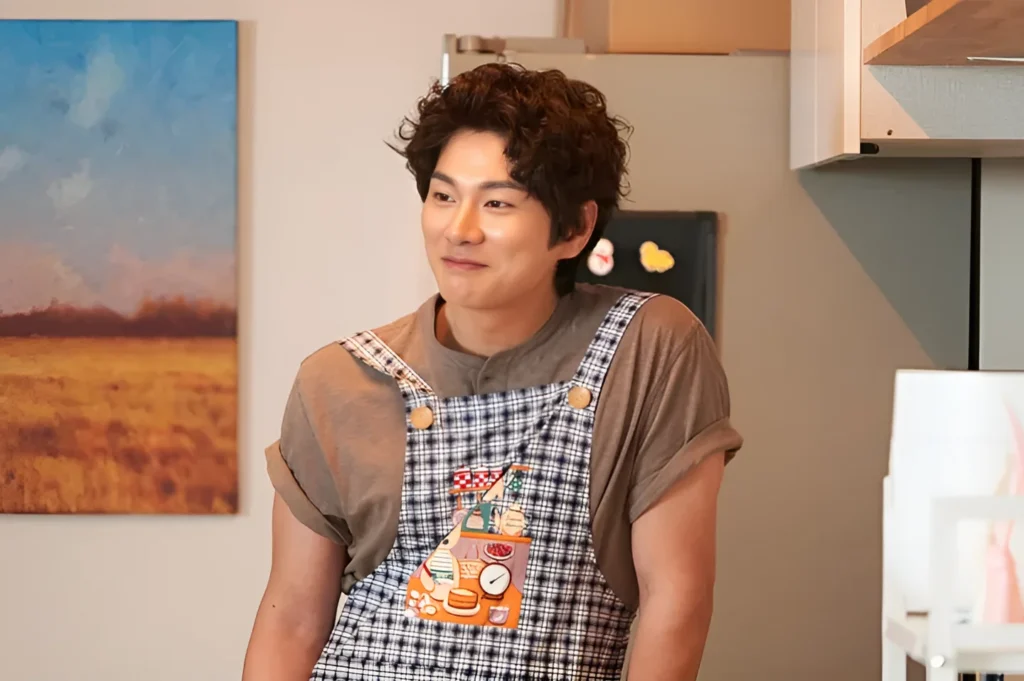 Lee Yi-kyung wearing an apron in "Marry You" preview still