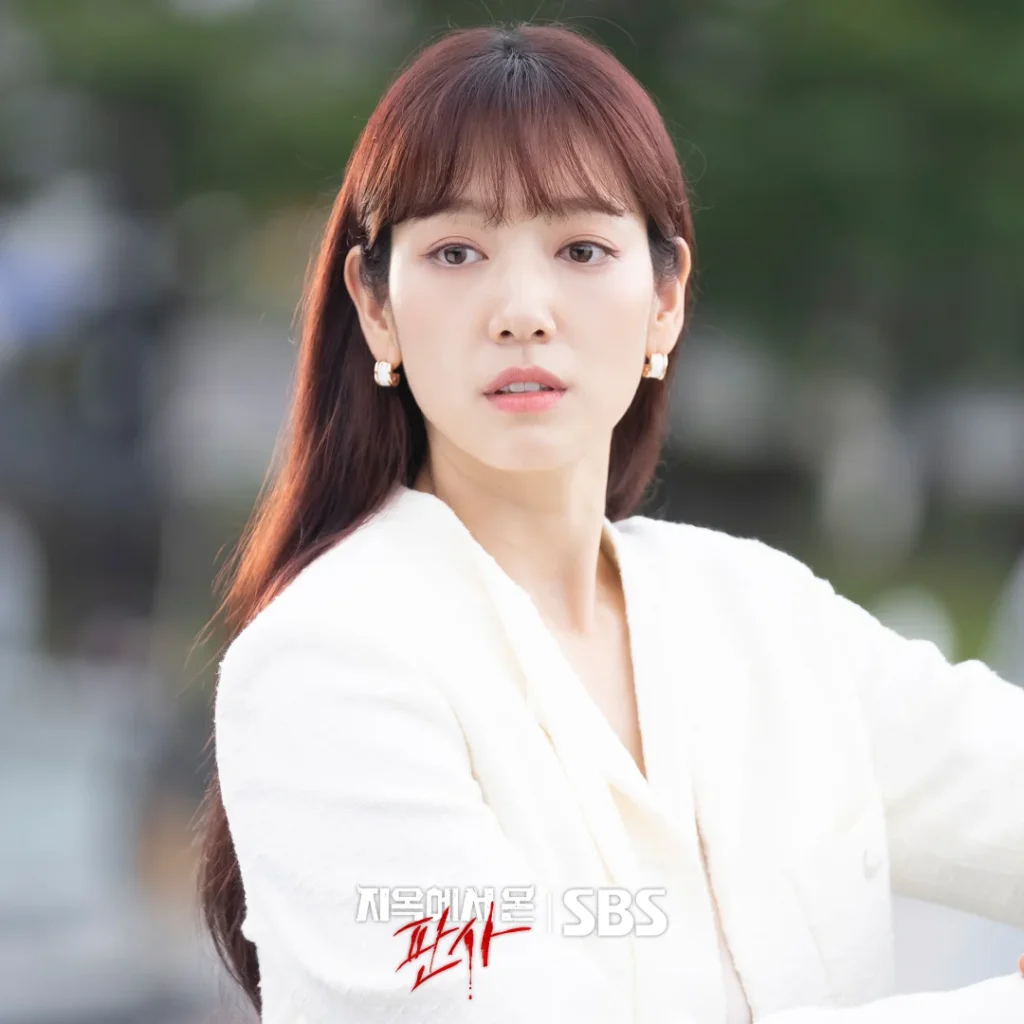 Park Shin Hye as Kang Bit-na