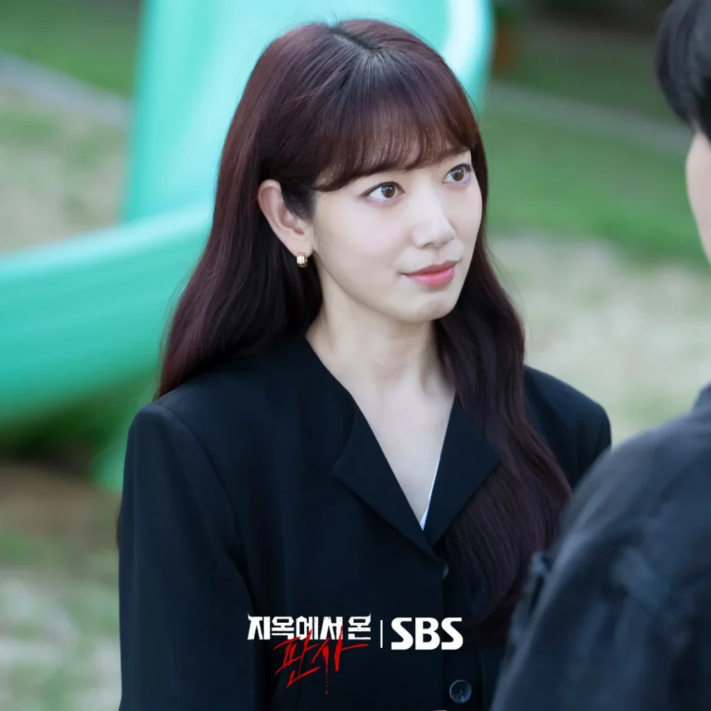 Park Shin Hye as Kang Bit-na