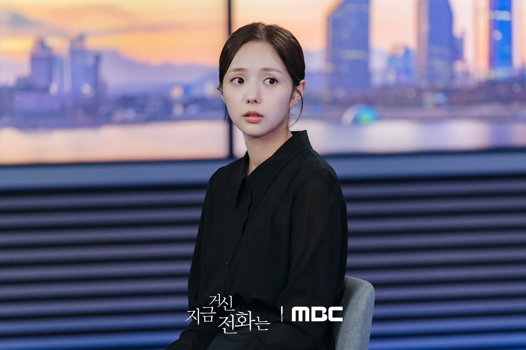 First Still Shot of Chae Soo-bin from the set of "When The Phone Rings".