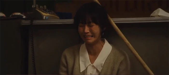 Han Jung-sook (Kim So-yeon) crying after knowing that her company does not exist anymore.
