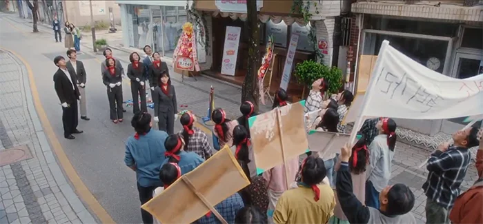 Han Jung-sook (Kim So-yeon) and her squad.