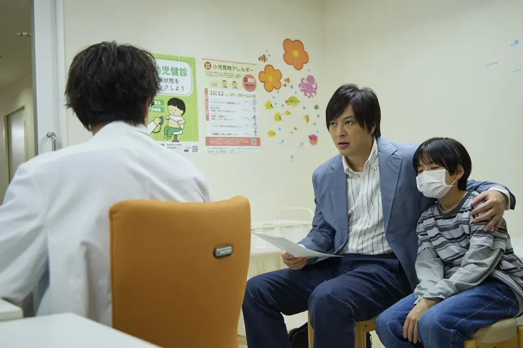 Makino meeting Takayuki (Takashi Tsukamoto), who brought his son Makoto (Kira Miura) for treatment.