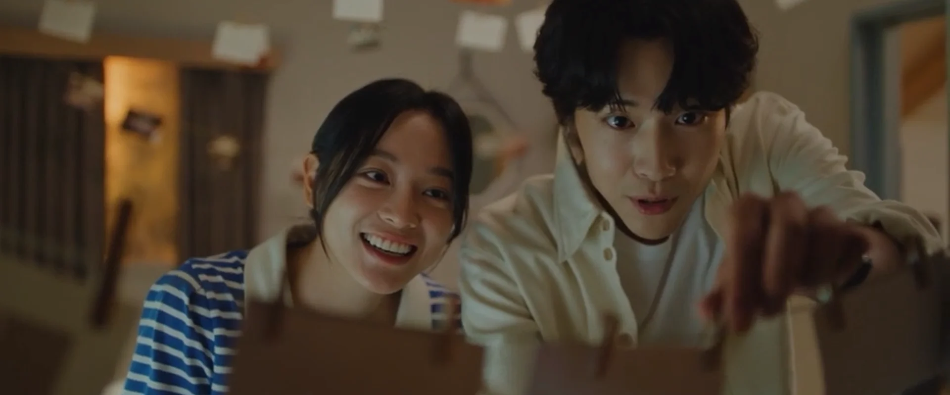 Yun Min-ju (Lee Jong-won) showing his photos to Chae Yong-ju (Kim Se-jeong).