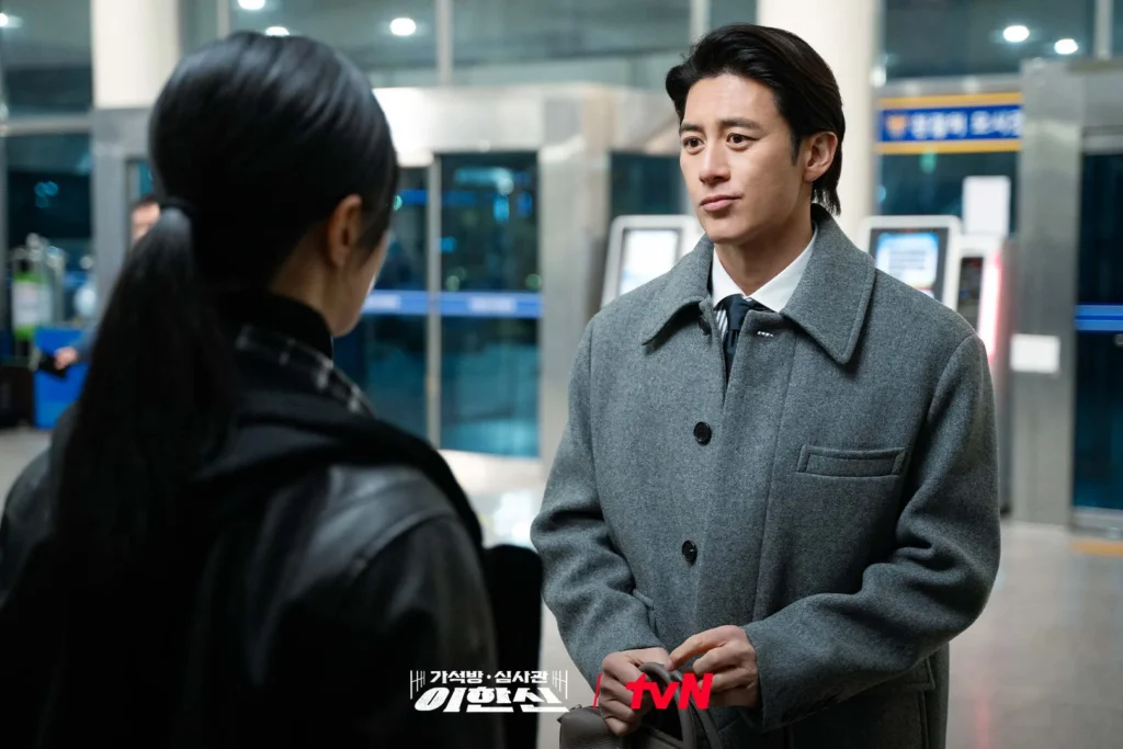Go Soo (as Lee Han-shin) looking confidently at Kwon Yu-ri (as Ahn Seo-yoon).