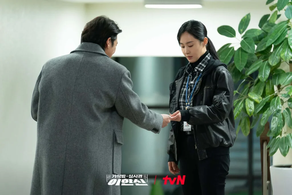 Kwon Yu-ri (as Ahn Seo-yoon) looking at Lee's business card.
