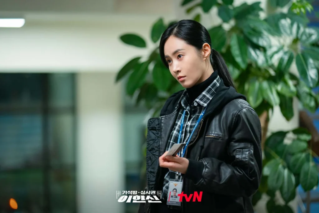Kwon Yu-ri (as Ahn Seo-yoon) looking at Go Soo (as Lee Han-shin) with wary gaze.