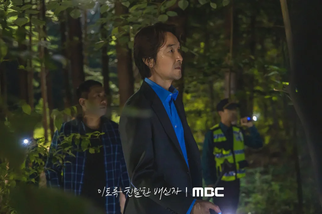 Han Seok-kyu (Tae-su) following the leads of Joon-tae.