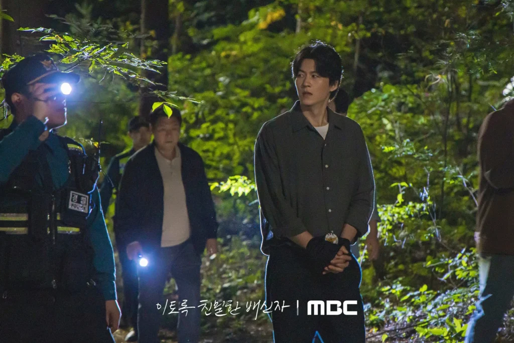 Joon-tae leading the officers and Tae-su to a secluded place.