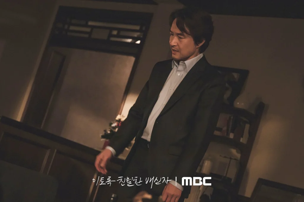 Jang Tae-su standing near Yoon Ji-su in a preview still.
