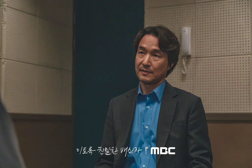 Tae-su (Han Seok-kyu) interrogating Jun-tae
