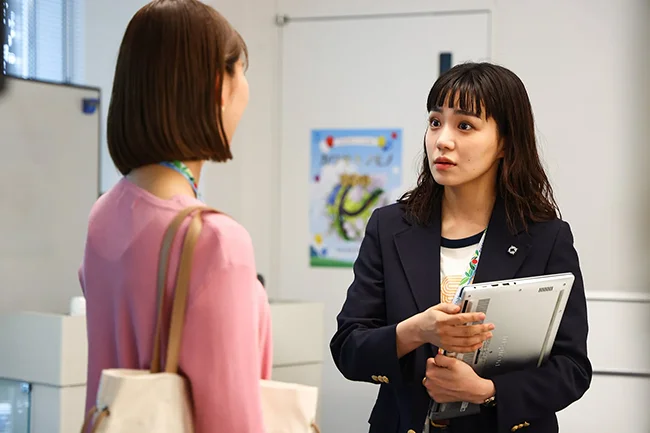 Hokomi (Nao) talking with (played by Shiori Tamai).