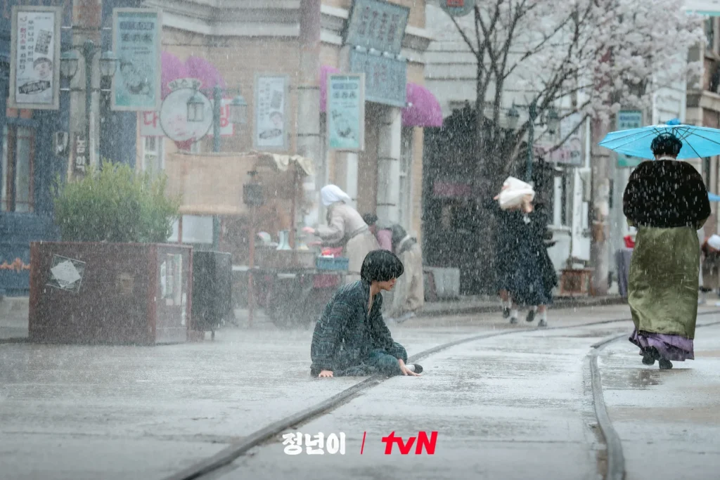 Kim Tae-ri Breaks Down After Possibly Losing Her Voice in the middle of rainy street