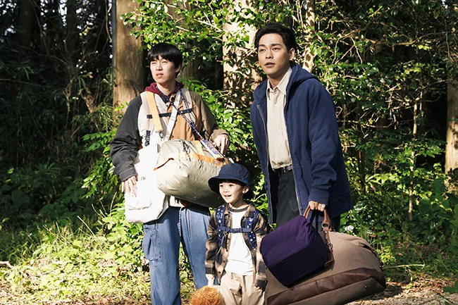 Hirato Komori (Yuya Yagira), Michito (Ryôta Bandô), and himself “Lion” (Ozora Sato) leaving for a "vacation".