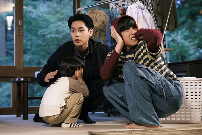 Michito and Lion feeling scared, and taking cover near Hirato.