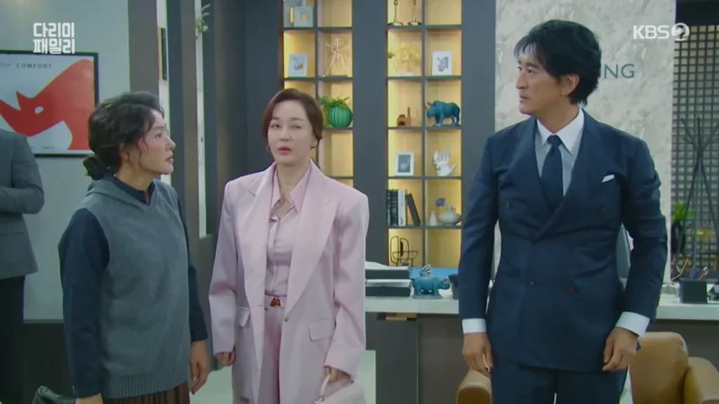 Park Ji-young and Kim Hye-eun Slaps Shin Hyun-joon in “Iron Family”
