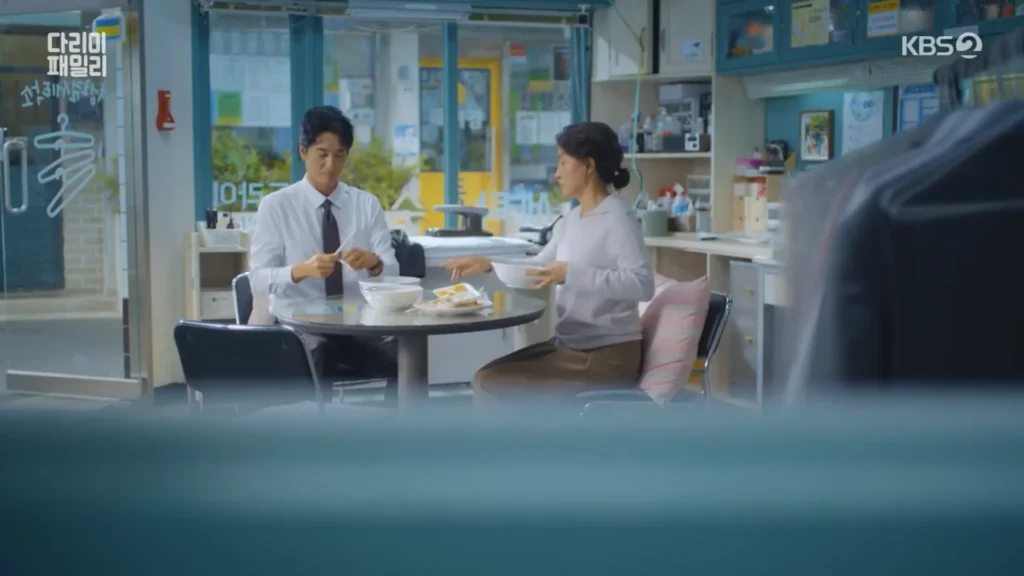 Seung-don (Shin Hyun-joon) enjoying noodles with Bong-hee (Park Ji-young) in episode 14 of "Iron Family".