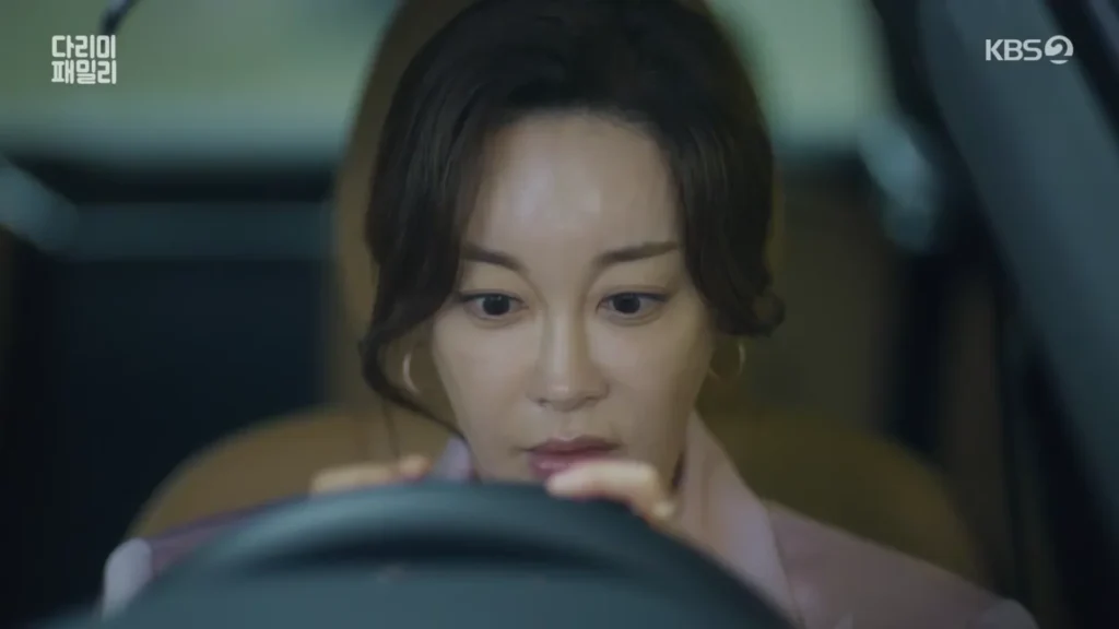 Baek Ji-yeon (played by Kim Hye-eun) finding out about Seung-don's (Shin Hyun-joon) secret child.