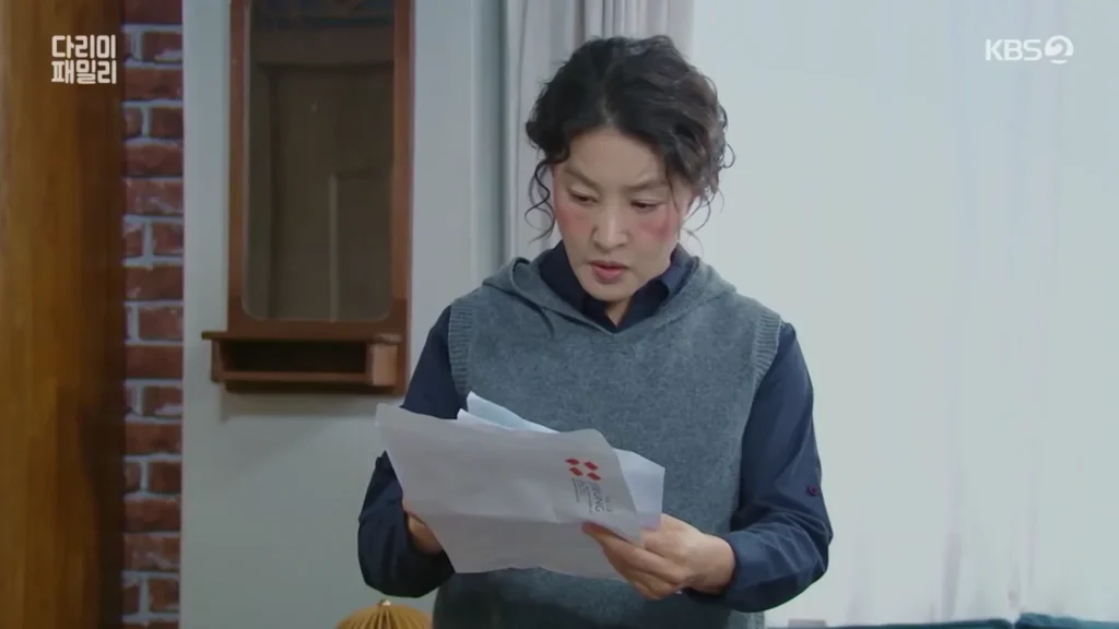 Go Bong-hee (Park Ji-young) find out that Cha Tae-woong (Choi Tae-joon) is actually biological son of Ji Seung-don.