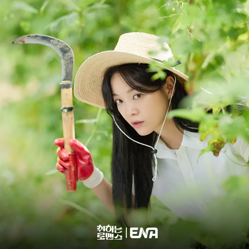 Chae Young-ju (Kim Se-jeong) trying to observe Yoon Min-ju (Lee Jong-won).