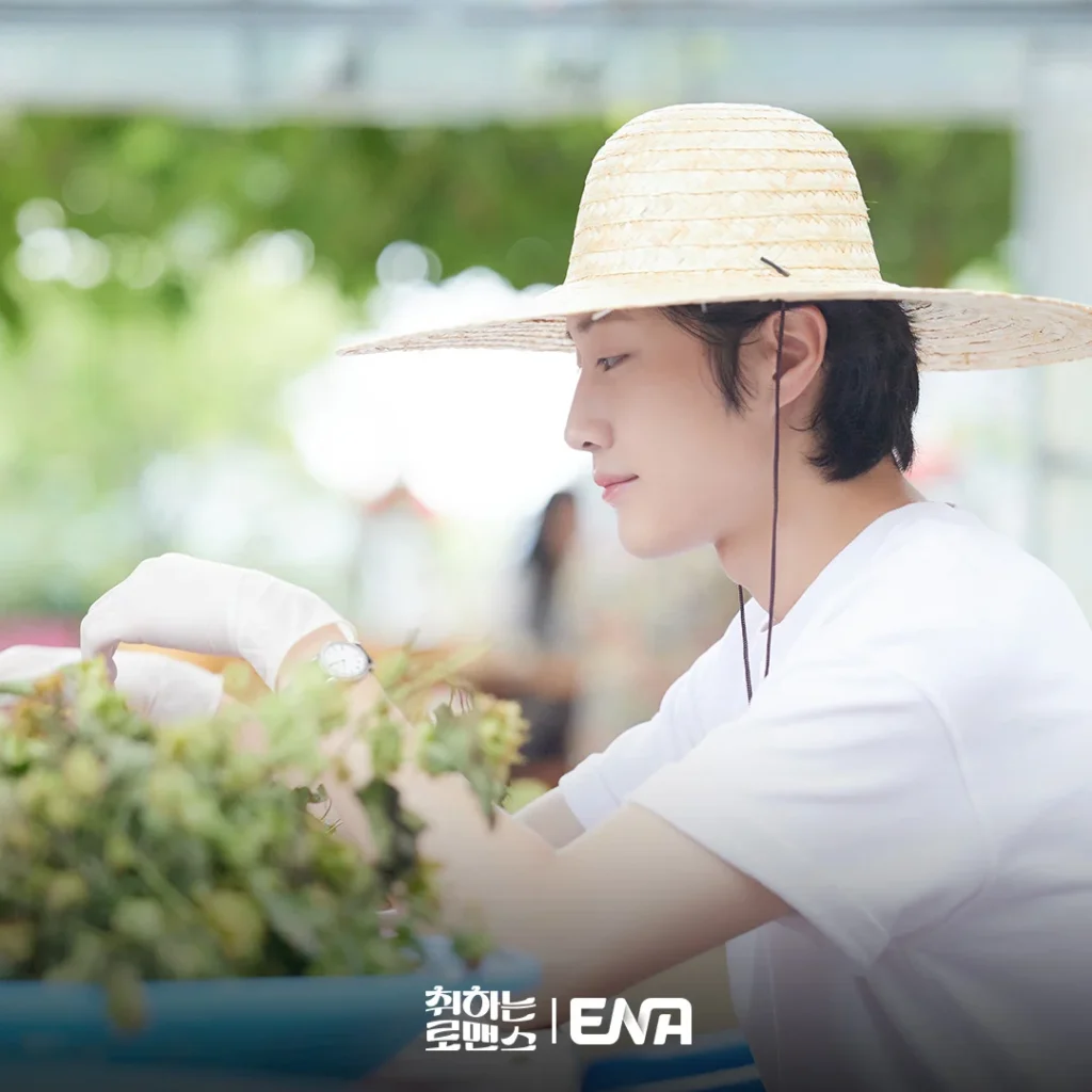 Yoon Min-ju (Lee Jong-won) trying to avoid Chae Young-ju (Kim Se-jeong).