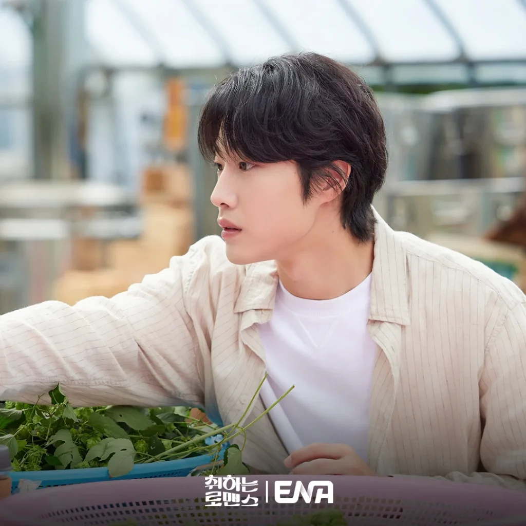Yoon Min-ju (Lee Jong-won) trying to clean Chae Young-ju's (Kim Se-jeong) cheeks.