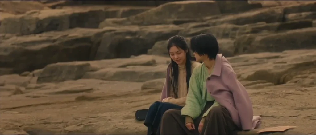 Young-seo (Shin Ye-eun) trying to encourage Jeong-nyeon (Kim Tae-ri) to continue her career.
