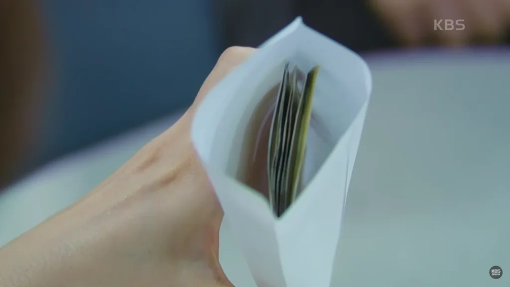 Baek Ji-yeon holding money taken from Bong-hee