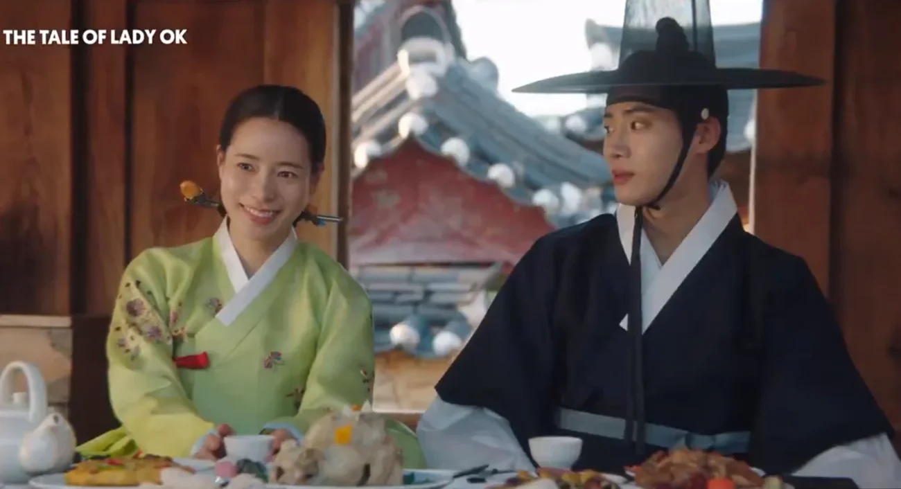 Seung-hwi (Choo Young-woo) and Tae-young (Lim Ji-yeon) in “The Tale of Lady Ok”