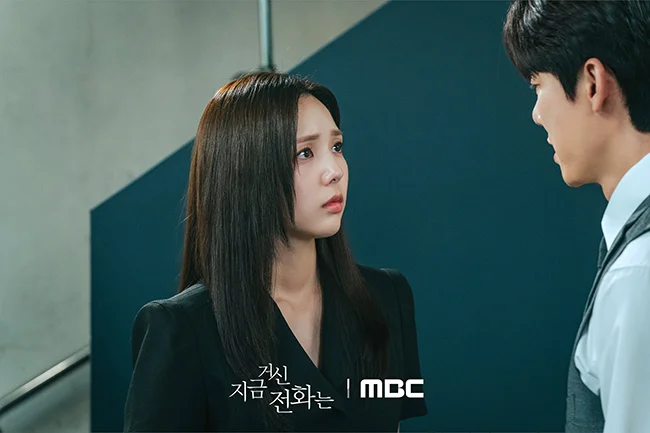 Hui-joo (Chae Soo-bin) confronts her husband privately