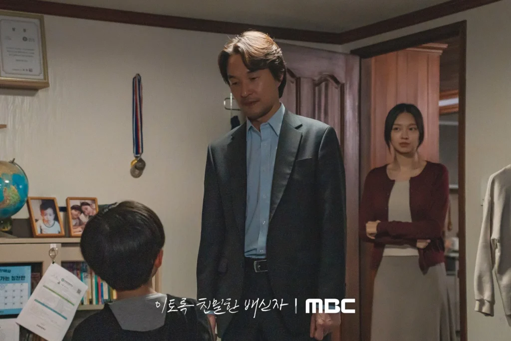 Tae-su (Han Seok-kyu) approaches Do-yoon in hopes of uncovering the real culprit of the murder.
