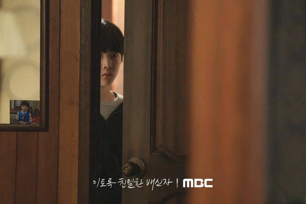 Do-yoon, freezes, while looking at something from a small creek of the door.