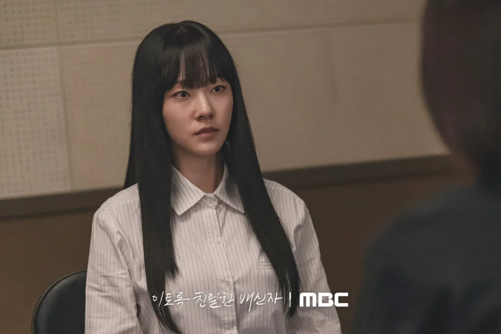 Ha-bin remains composed while police interrogation.
