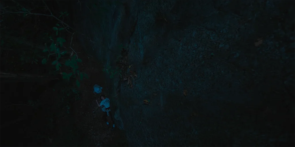 Hee-joo (Chae Soo-bin) falls off the cliff