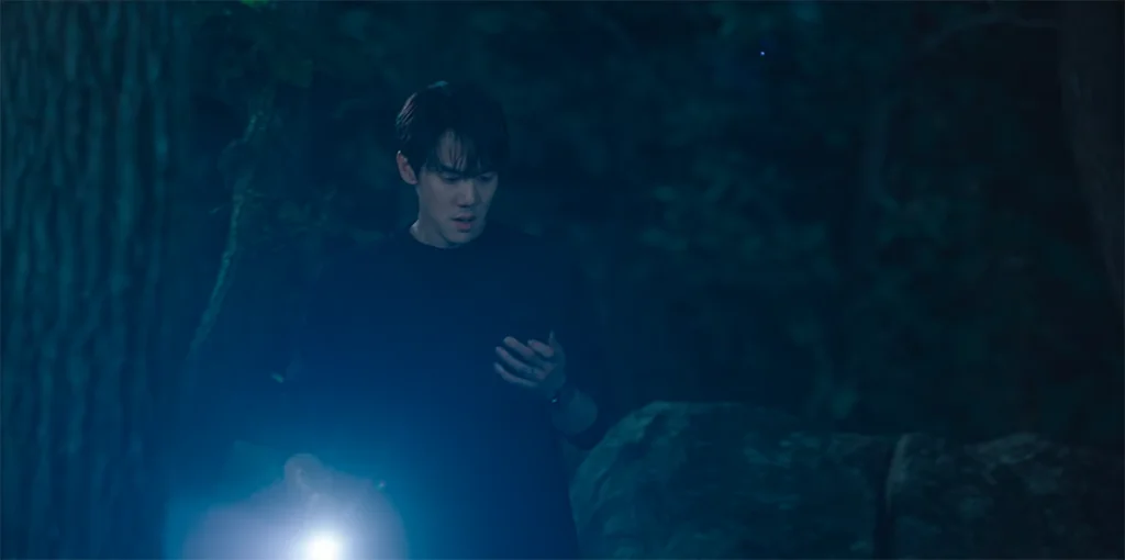 Sa-eon (Yoo Yeon-seok) desperately searching for Hee-joo.
