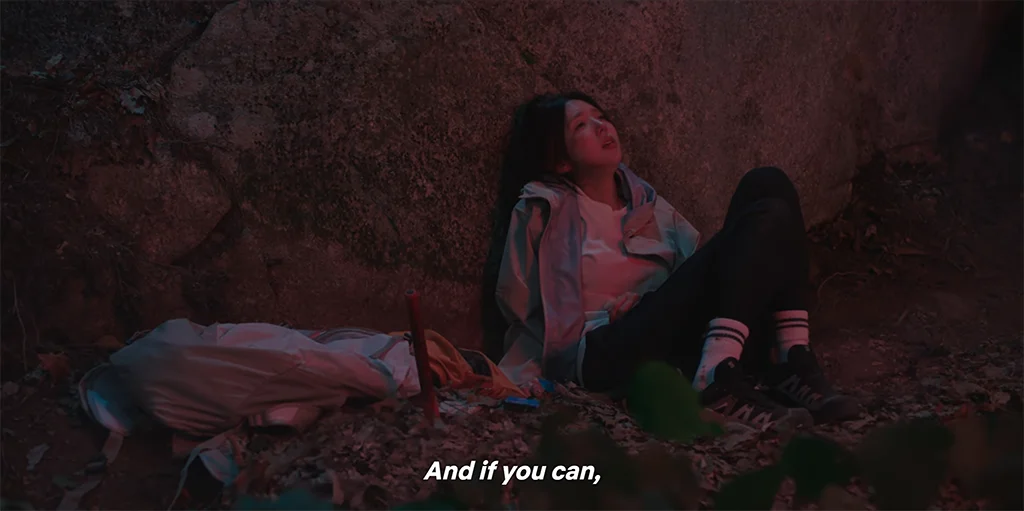 Hee-joo (Chae Soo-bin) waiting for help.