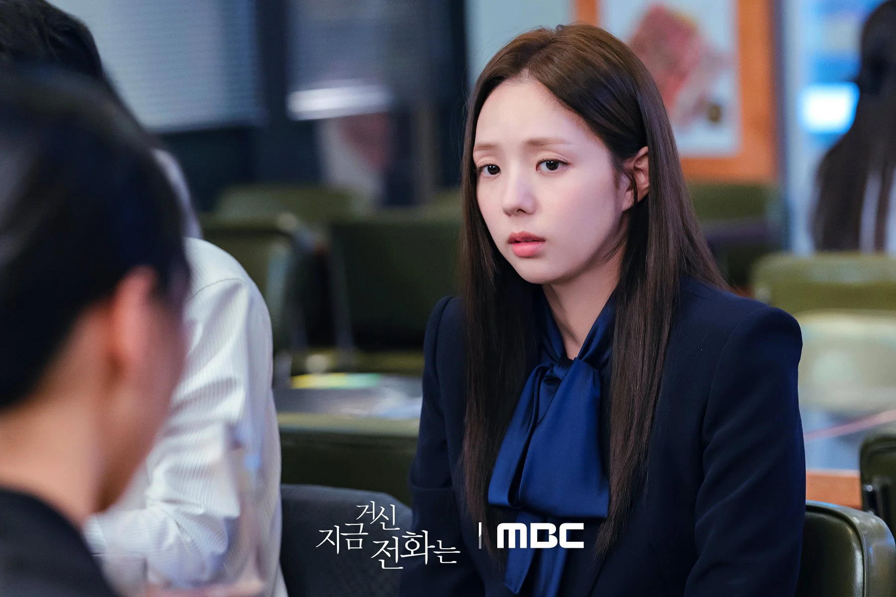 Hong Hui-joo (Chae Soo-bin) while being threatened.